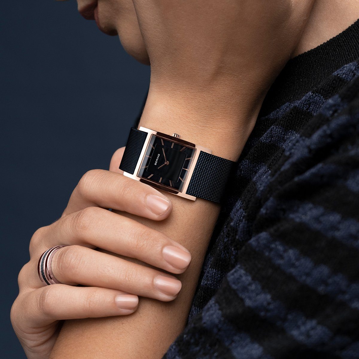 Reloj Bering minimalista mujer cuadrado rosado