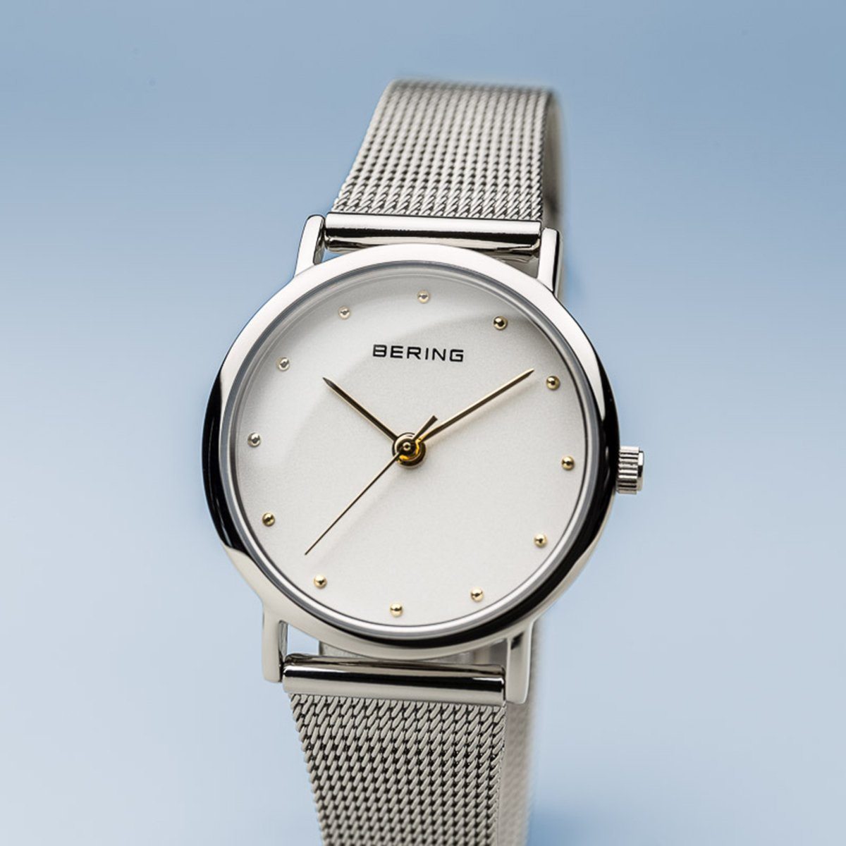 Reloj clásico de mujer con malla plateada y detalles dorados