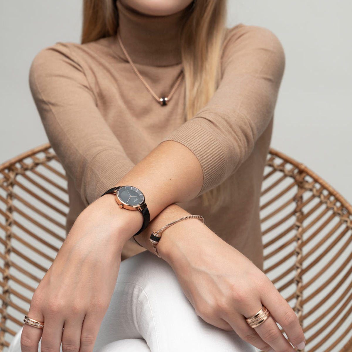 Reloj clásico solar de mujer negro