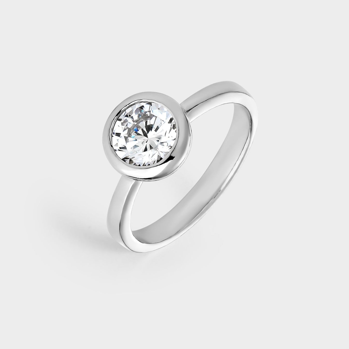 Anillo solitario de plata con circonita de 7 mm engastada en bisel
