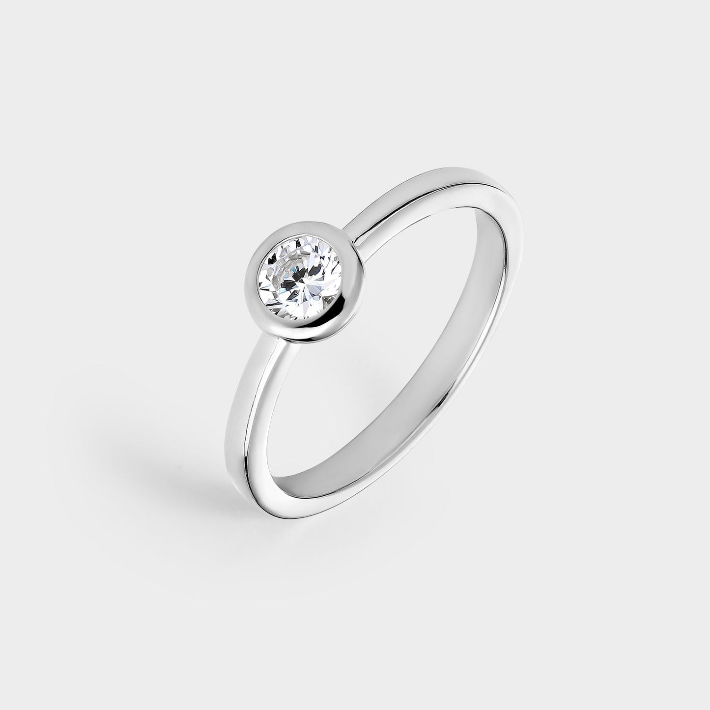 Anillo solitario de plata con circonita de 4,5 mm engastada en bisel