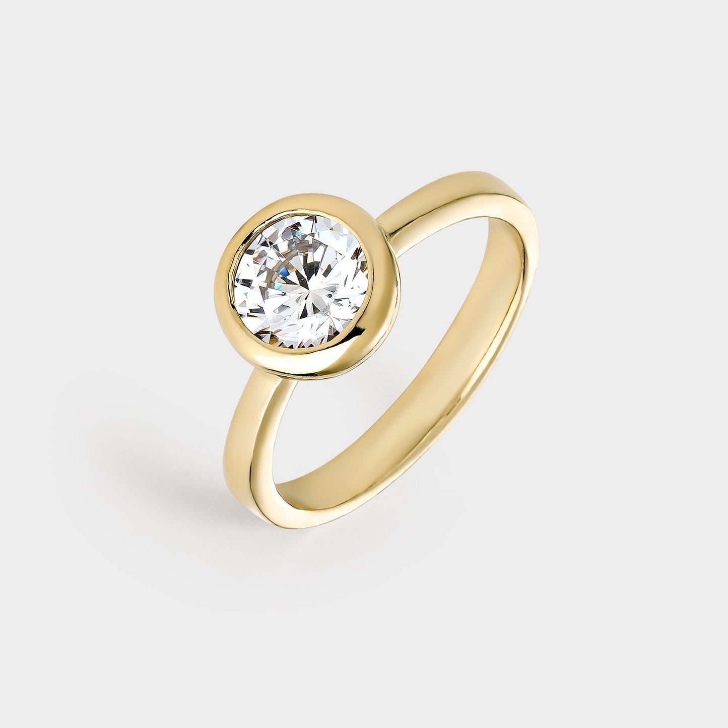 Anillo solitario de plata chapado en oro amarillo con circonita de 7 mm engastada en bisel