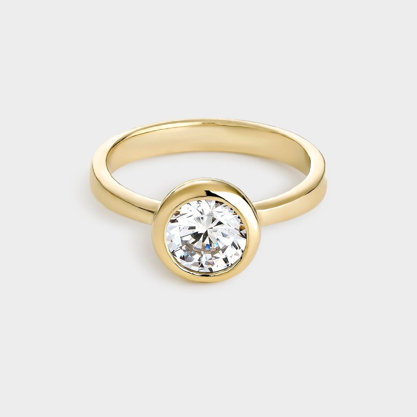 Anillo solitario de plata chapado en oro amarillo con circonita de 7 mm engastada en bisel