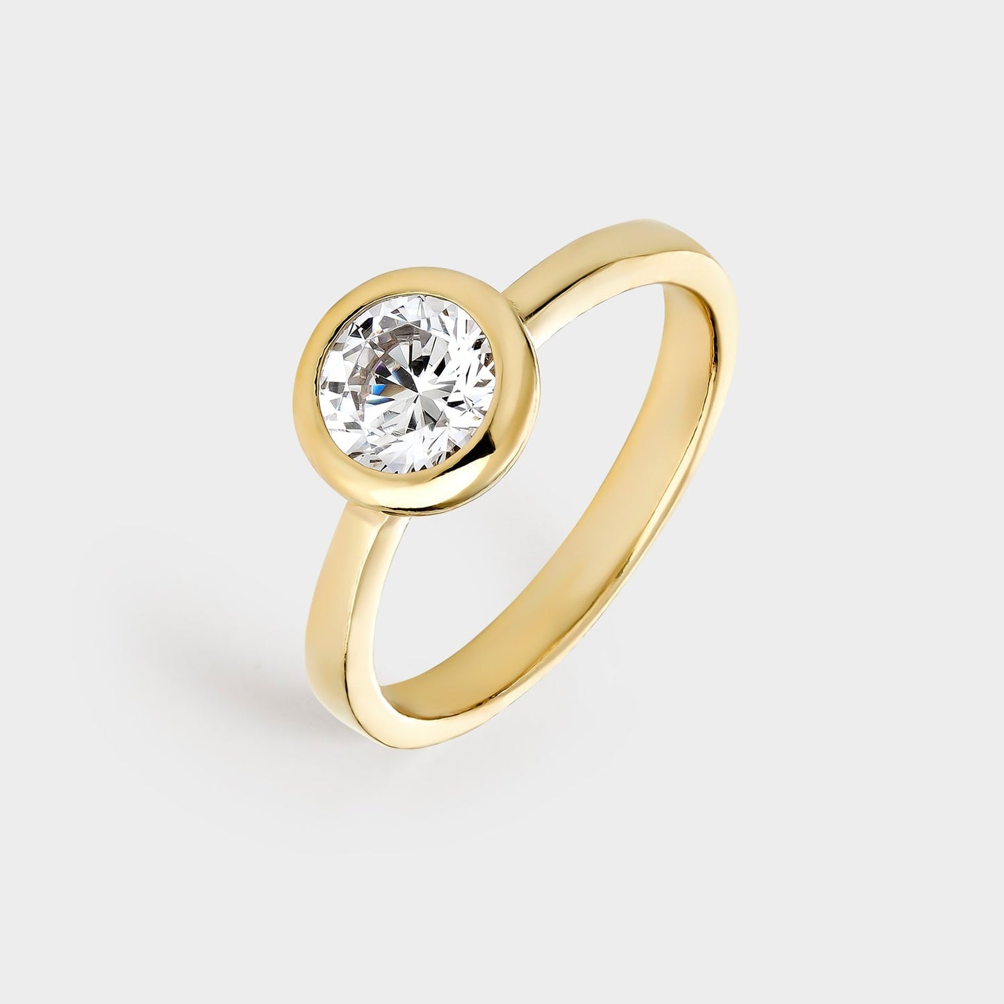Anillo solitario de plata chapado en oro amarillo con circonita de 6,5 mm engastada en bisel
