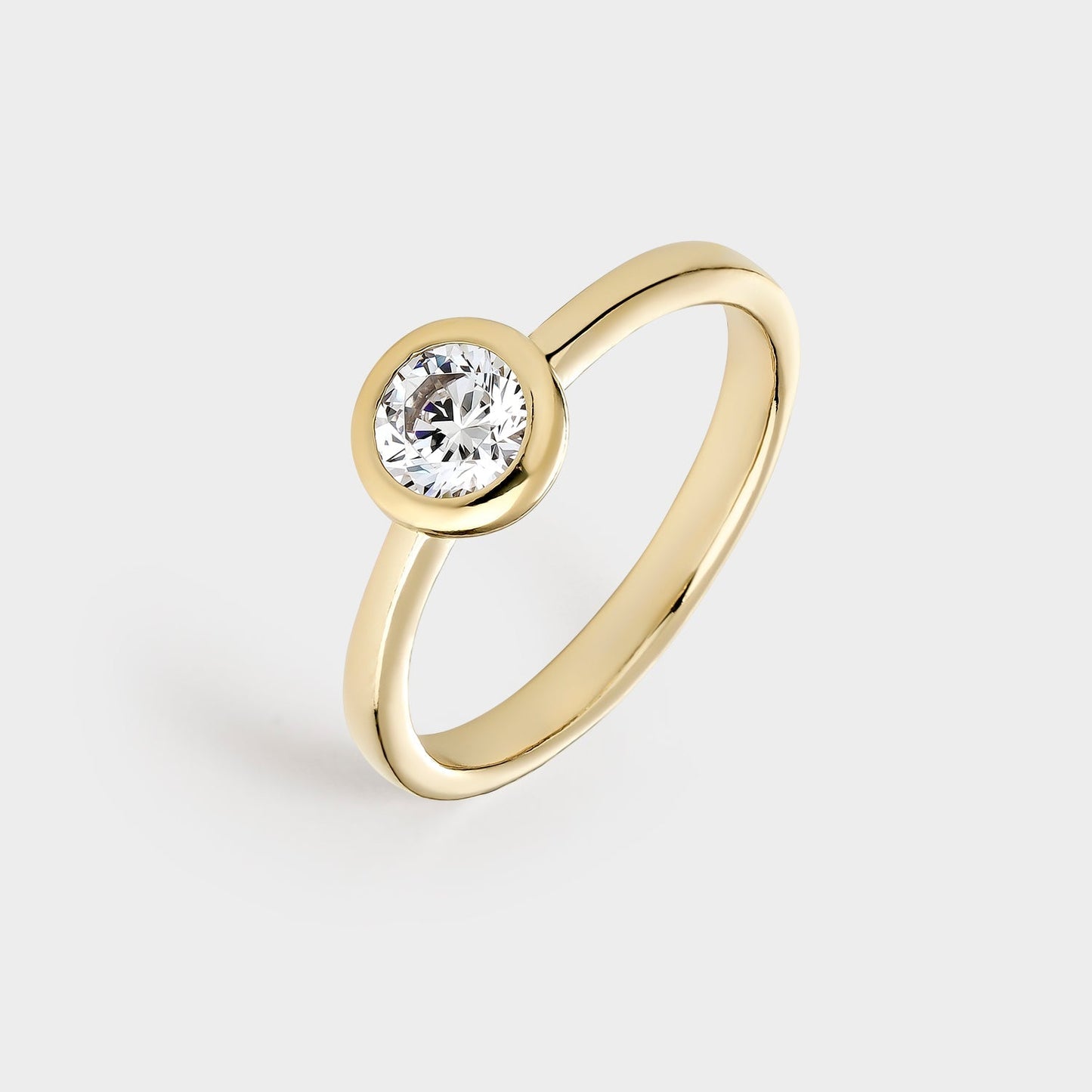 Anillo solitario de plata chapado en oro amarillo con circonita de 5,25 mm engastada en bisel