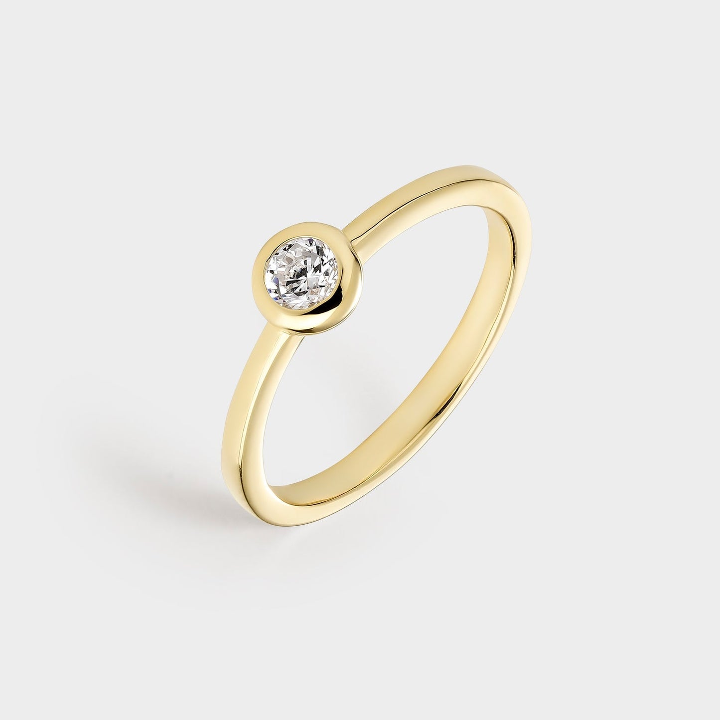 Anillo solitario de plata chapado en oro amarillo con circonita de 3,8 mm engastada en bisel