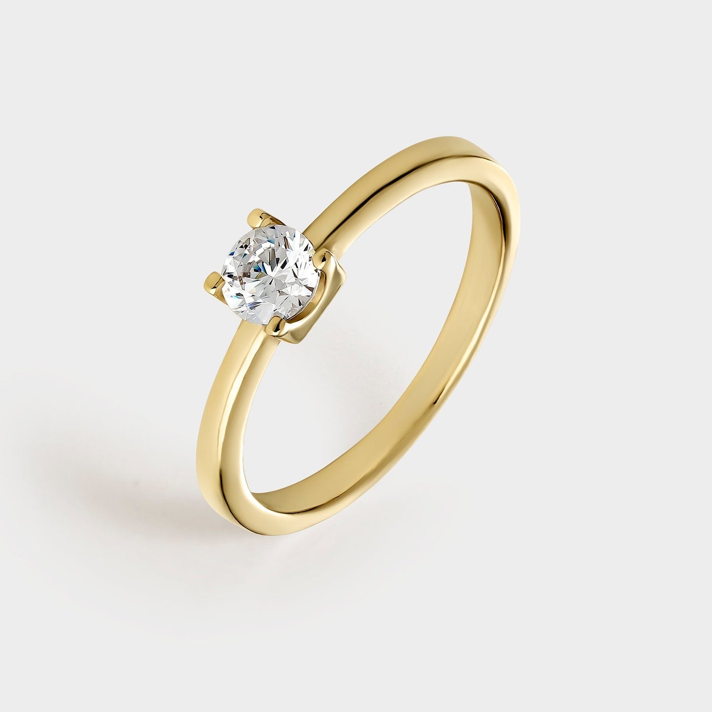 Anillo solitario de plata chapado en oro amarillo con circonita de 4,5 mm montada sobre 4 garras