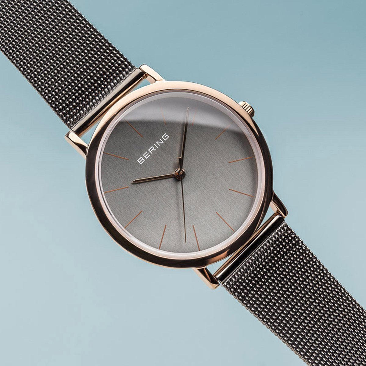 Reloj minimalista mujer gris detalles rosados